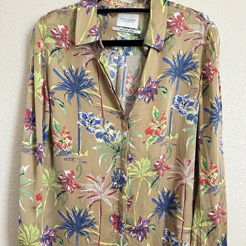 Scotch and Soda Silk Tropical Button Down in size Medium Lightly Worn
